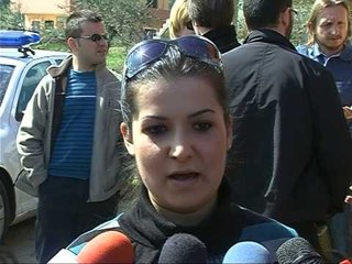 FAMILJARET E VIKTIMAVE I PERKUJTOJNE TEK KRATERI KU NDODHI TRAGJEDIA LAJM