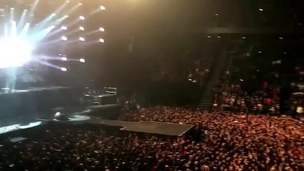 Le public chante la Marseillaise au concert de Scorpions à Bercy