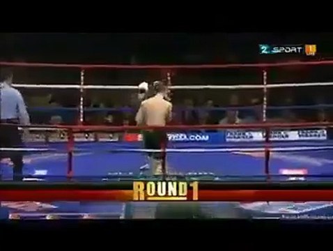 amir khan israely boxer ko dekh kr gusa pr qaboo na rakh sake mar mar kr halkan kr dya