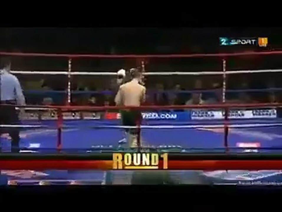 amir khan israely boxer ko dekh kr gusa pr qaboo na rakh sake mar mar kr halkan kr dya