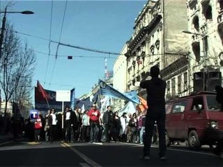 Скачать видео: PROTESTE NE SERBI SINDIKATAT ZBRESIN NE SHESH KERKOJNE RRITJE PAGASH LAJM