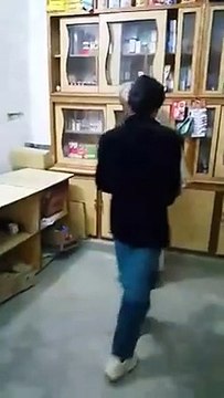 50 sala shakhs ki back pr injection lgane ki koshish very funny