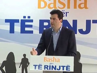 BASHA ME STUDENTET PREMTON BURSA PER 100 STUDENTET ME TE SHKELQYER LAJM
