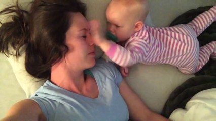 Maman veut faire la sieste mais bébé a autre chose en tête!