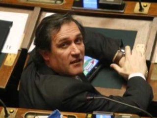ÇMENDEN PAS iPAD DEPUTETET ITALIANE LUAJNE NE SEANCEN E PARLAMENTIT LAJM