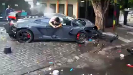 Kaza Sonrası Lamborghiniden Çıkmaya Çalışan Adam