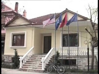 INCIDENTI NE KORCE DHUNOHEN POSTERAT E KANDIDATIT TE PS LAJM