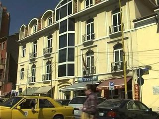 SIMBOLET FETARE LIGJI I RI NDALON SERISH MBAJTJEN E SHAMIVE NE SHKOLLA LAJM