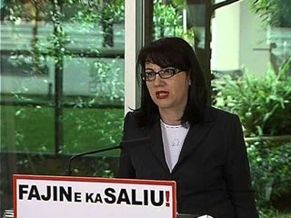 PS AKUZA BASHES PO SHPERNDAN MIELL DHE SHEQER PER TE MARRE VOTA LAJM