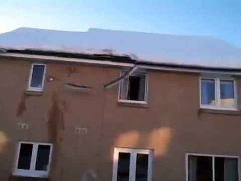 Как избавиться от снега и наледи на крыше дома?