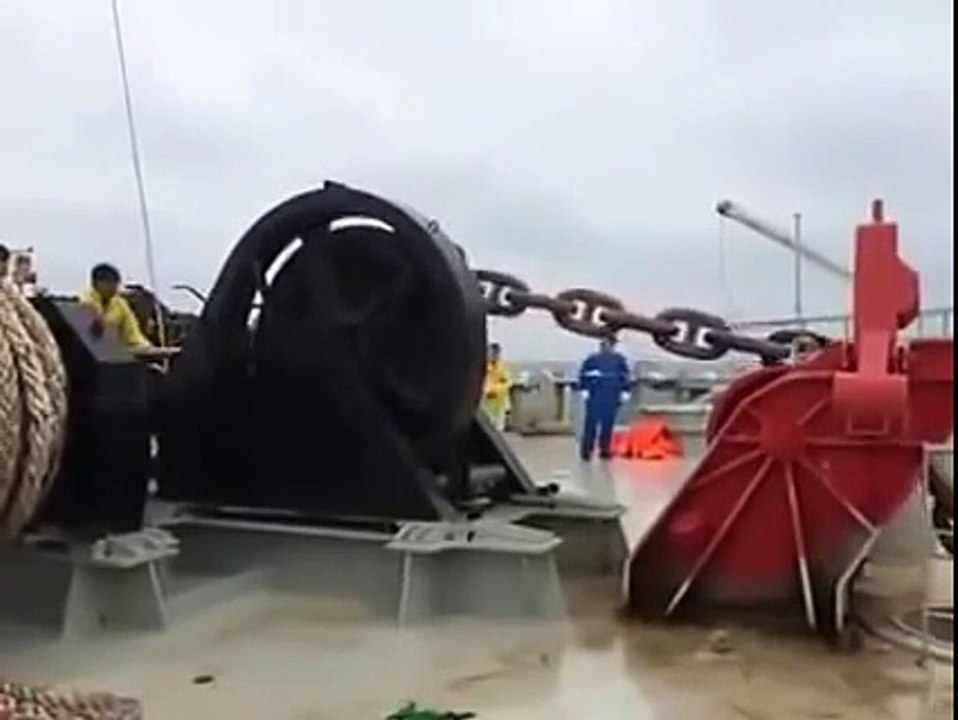 Alors qu'un cargo est en train de mouiller l'ancre, les freins de la roue qui permet de dérouler la chaîne vont cesser de fonctionner et prendre feu.