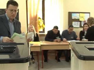 Descargar video: NIS VOTIMI TE LICEU MJAFT POLITIKANE TE PARET NE QENDREN E VOTIMIT LAJM