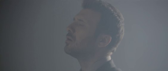 Γιάννης Πλούταρχος - Μια Καλησπέρα (Official Music Video)