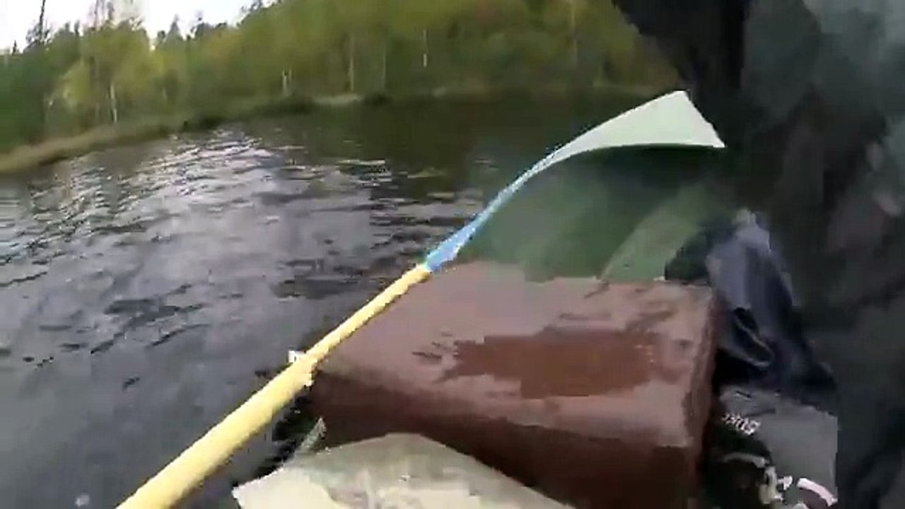 Régis pêche dans une barque