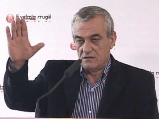 PS THIRRJE POPULLIT TE GJITHE NE KEMBE PER TE MBROJTUR VOTEN LAJM