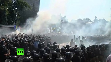 PROTESTA TE DHUNSHME NE KIEV,ME SHUME SE 100 POLICE PLAGOSEN NE PERLESHJE ME DEMOSTRUESIT LAJM
