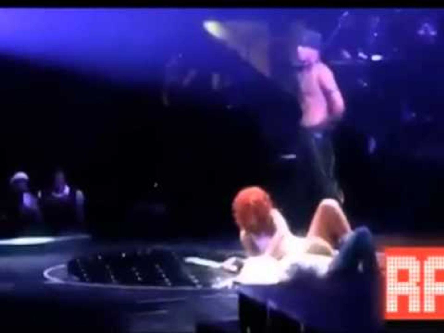 ⁣SHPERTHEN RIHANA LAP DANCE ME NJE FANSE NE KONCERTIN E SAJ NE MIAMI LAJM