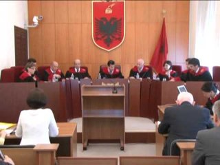 Скачать видео: BASHKIA PADIT KUVENDIN KUSHTETUESJA NUK PEZULLON NDERTIMIN E PARLAMENTIT TE RI LAJM