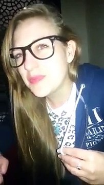 تونسي يفرك فيهم على سياح أجانب و يعلم فيهم اللهجة التونسية هههههه