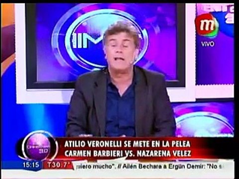 Atilio Veronelli irónico con Carmen Barbieri