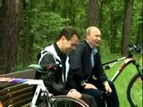 DYSHJA RUSE PUTIN DHE MEDVEDEV ÇLODHEN ME BIÇIKLETA E BADMINTON LAJM