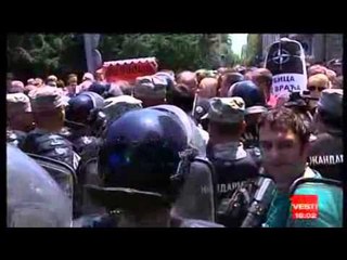 PROTESTA NE BEOGRAD NACIONALISTET SERBE DJEGIN FLAMUJ TE NATOS LAJM