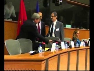 FLAMURI ME YLL PARLAMENTI EUROPIAN KERKON ZYRTARISHT FALJE LAJM