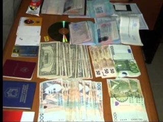 NE PRANGA POLICJA ARREST 3 PERSONAVE PAGUANIN ME KARTA TE VJEDHURA LAJM