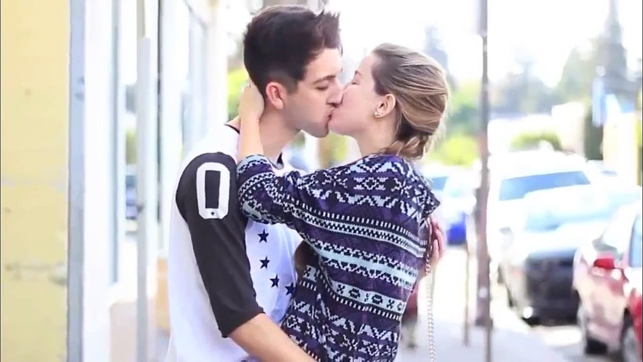 pegadinha beijando mulheres Super gatas Beijos com pegada best Kissing Pranks HQ