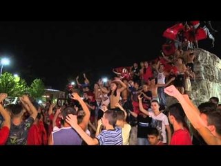 PA KOMENT,FESTE NE RRUGET E TIRANES PAS BARAZIMIT TE SHQIPERISE ME DANIMARKEN LAJM
