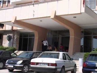 ZJARREFIKESI NE PROTESTE E PUSHUAN NGA PUNA DEL NE RRUGE BASHKE ME FEMIJET LAJM