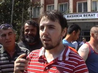 “TOMORRI” NE PROTESTE TIFOZET SULMOJNE BASHKINE,DJEGIN GOMA NE RRUGE LAJM
