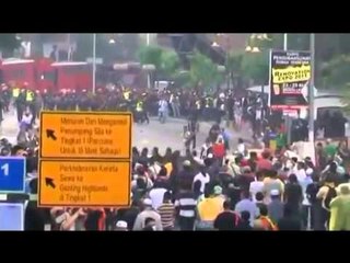 下载视频: KUALA LUMPUR POLICIA VE NE PRANGA MBI 400 PROTESTUES TE OPOZITES LAJM