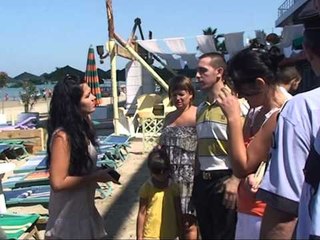 PLAZHET PA LEJE POLICIA PERZE PUSHUESIT NGA PLAZHET PRIVATE LAJM