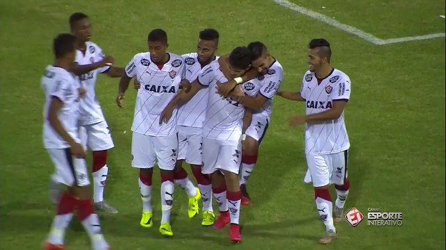 Léo Ceará bate cruzado e faz o primeiro do Vitória