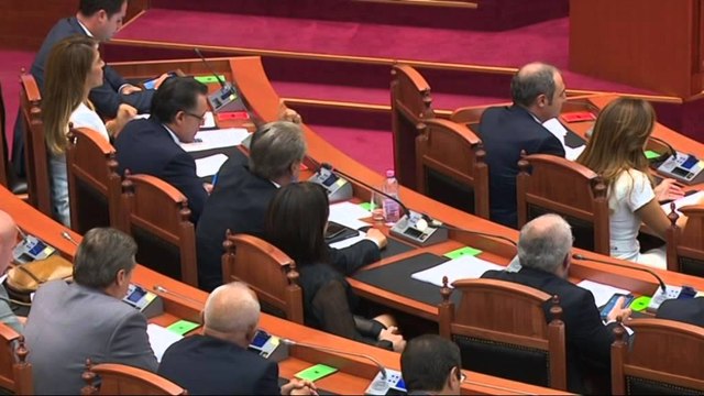 TENSION NE PARLAMENT MES MINISTRIT TAHIRI DHE OPOZITES PER AVIONIN E KAPUR NE ITALI LAJM