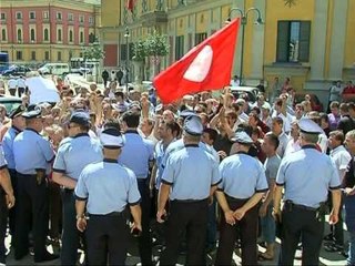 PROTESTA E MINATOREVE PERPLASJE ME POLICINE PER SHKAK TE NJE KAMERE LAJM
