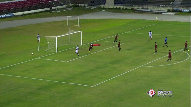 Léo Ceará recebe na frente e quase amplia para o Vitória