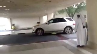 Un chauffeur fou détruit une Rolls Royce