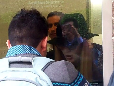 Jeans vendiendo boletos del Auditorio Nacional 1