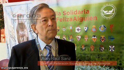 Coca Cola lanza una botella solidaria con firmas de futbolistas