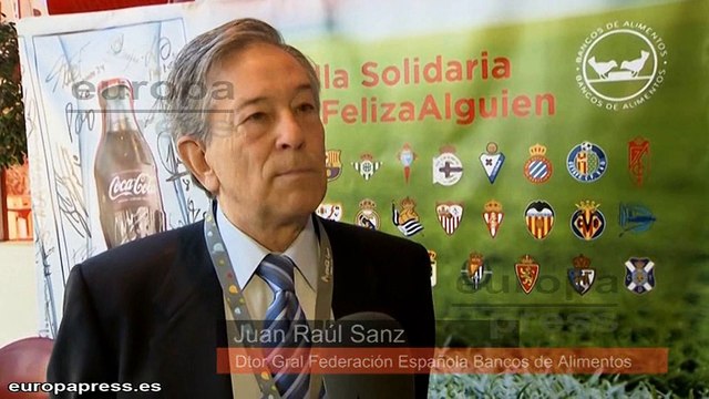 Coca Cola lanza una botella solidaria con firmas de futbolistas