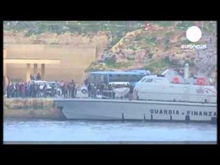 TRAGJEDI NE LAMPEDUZA 100 TRUPA HIDHEN NE DET,KISHIN VDEKUR NGA URIA LAJM