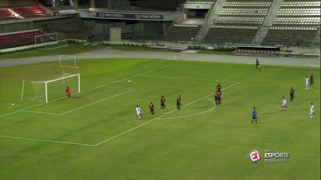 Léo Ceará bate falta na trave e quase marca seu segundo gol na partida