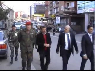 DHENDER NE KOSOVE KOMANDANTI I KFOR BUHLER MARTOHET ME SHQIPTARE LAJM