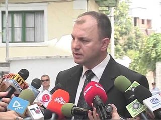 POLICIA BASHKIAKE NIS SHEMBJEN E PALLATIT PA LEJE NE RRUGEN E “KAVAJES” LAJM