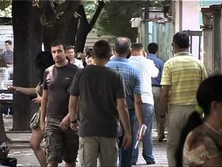 EURO NUK LEKUNDET MEGJITHE ARDHJEN E EMIGRANTEVE KEMBEHET ME 140 LEKE LAJM