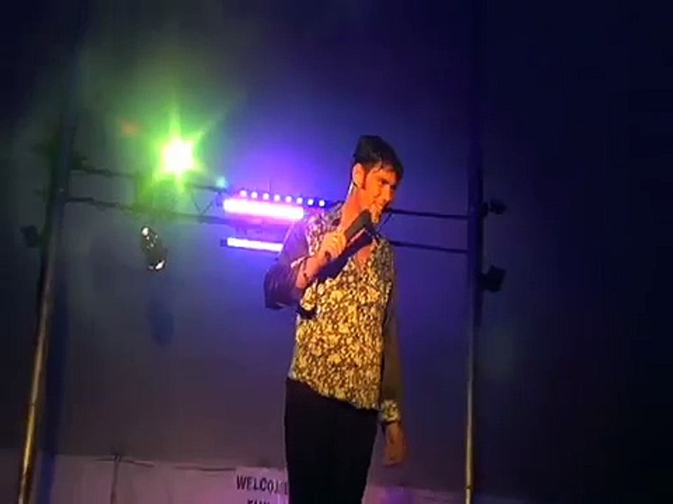 Franz Goovaerts sings Sweet Caroline at Elvis Week 2010 video