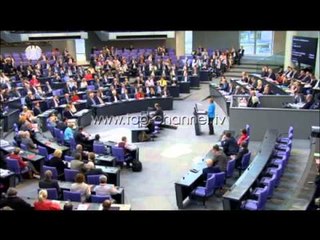 Merkel: Pranojmë vetëm refugjatë - Top Channel Albania - News - Lajme