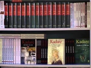 VITRINA E LIBRIT TE REJAT ME TE FUNDIT NE LIBRARITE E TIRANES LAJM